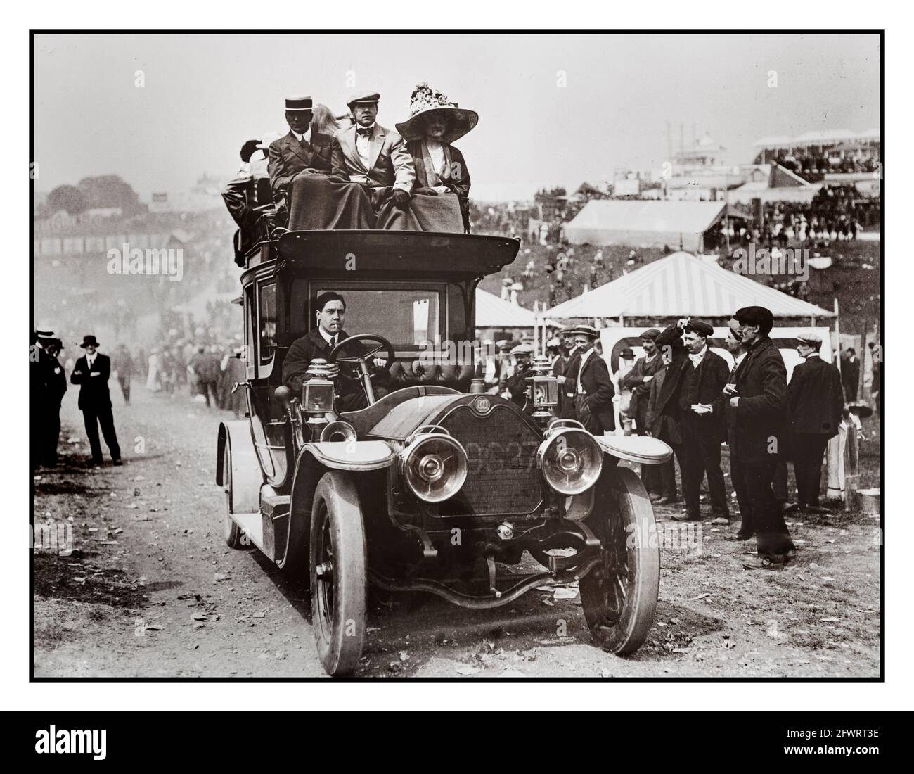 1908 Darracq 50hp 'Coach' vehículo conductor conducido salir del evento del Aeródromo En Bournmouth con un grupo de entusiastas de la aviación en el terraza superior Foto de stock