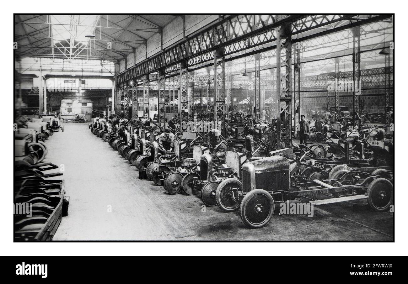 Fotografía histórica de la producción de la fábrica de automóviles francesa de los años 1920 de Citroën de varios modelos de la gama de modelos Citroën 1922 Tipo A y Citroën B2 que se están ensamblando en la planta de montaje principal de Citroën. Francia Foto de stock