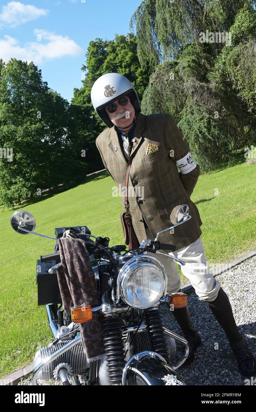 Varese, Italia. 24th de mayo de 2021. Varese, Italia Distinguido Gentleman's Ride evento mundial de motociclistas de ambos sexos vestidos de estilo vintage y actual en Varese en Villa Ponti en la foto: Motociclista con su motocicleta Crédito: Agencia Independiente de Fotografía / Alamy Live News Foto de stock