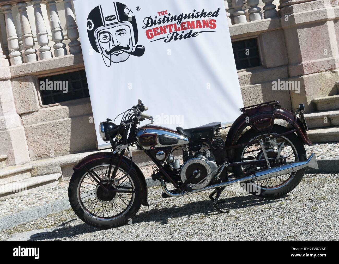 Varese, Italia. 24th de mayo de 2021. Varese, Italia Distinguido Gentleman's Ride evento mundial que reúne a motociclistas de ambos sexos vestidos de estilo vintage y actual en Varese en Villa Ponti en la foto: Histórico Guzzi motocicleta desde 1930 Crédito: Agencia de Fotografía Independiente / Alamy Live News Foto de stock