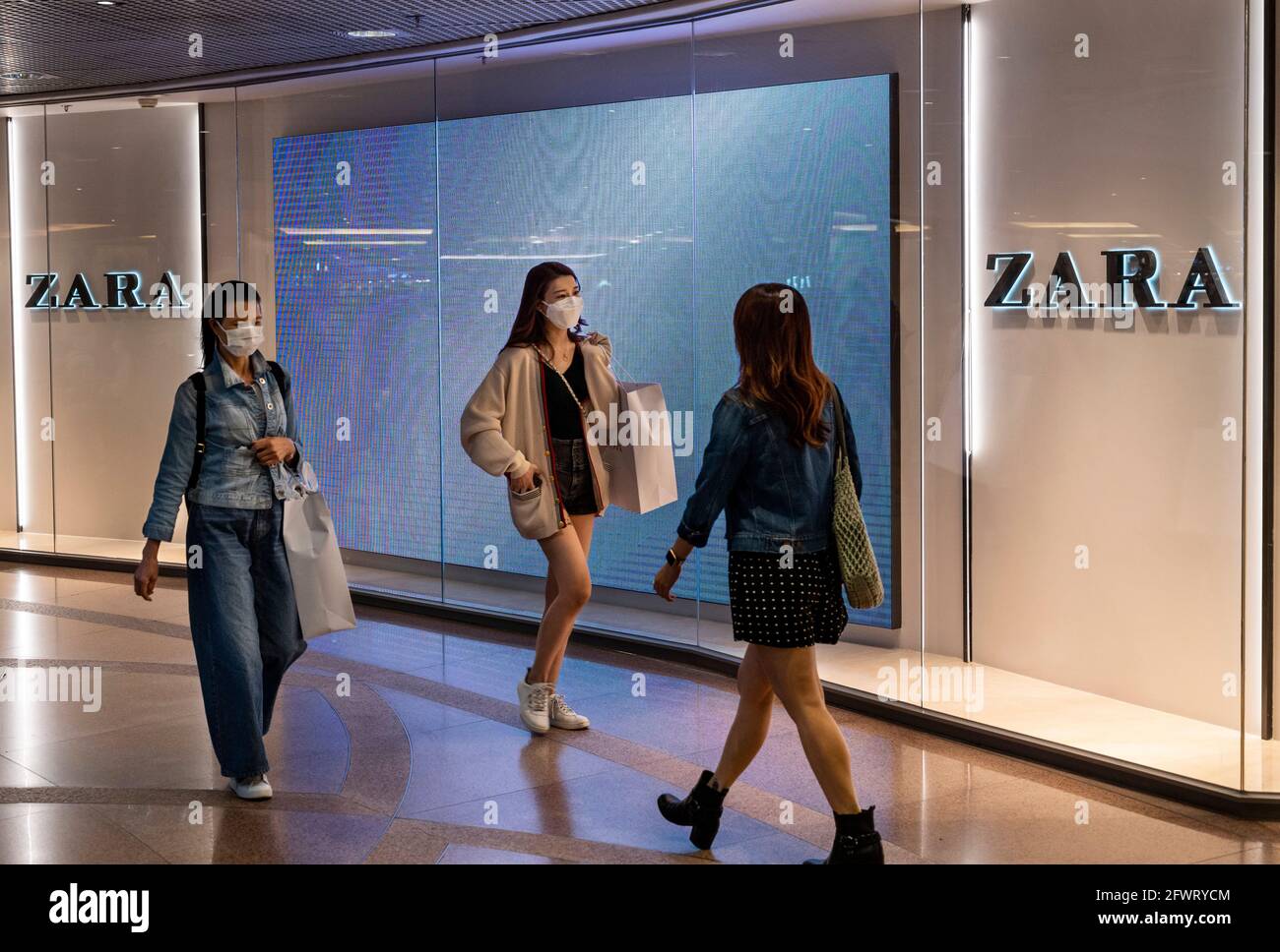 Los compradores pasan por la multinacional española de diseño de ropa de  Inditex, tienda Zara de Hong Kong Fotografía de stock - Alamy
