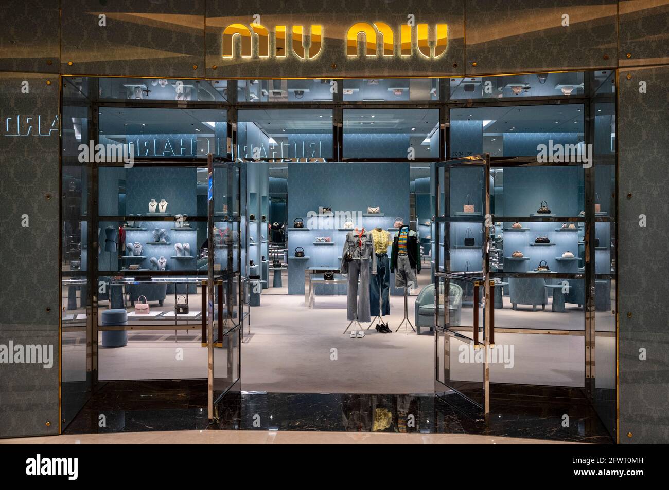 Tienda ropa y accesorios de la marca italiana Miu Miu para mujer en Hong Kong. (Foto de Budrul Chukrut SOPA Images/Sipa USA Fotografía de stock - Alamy