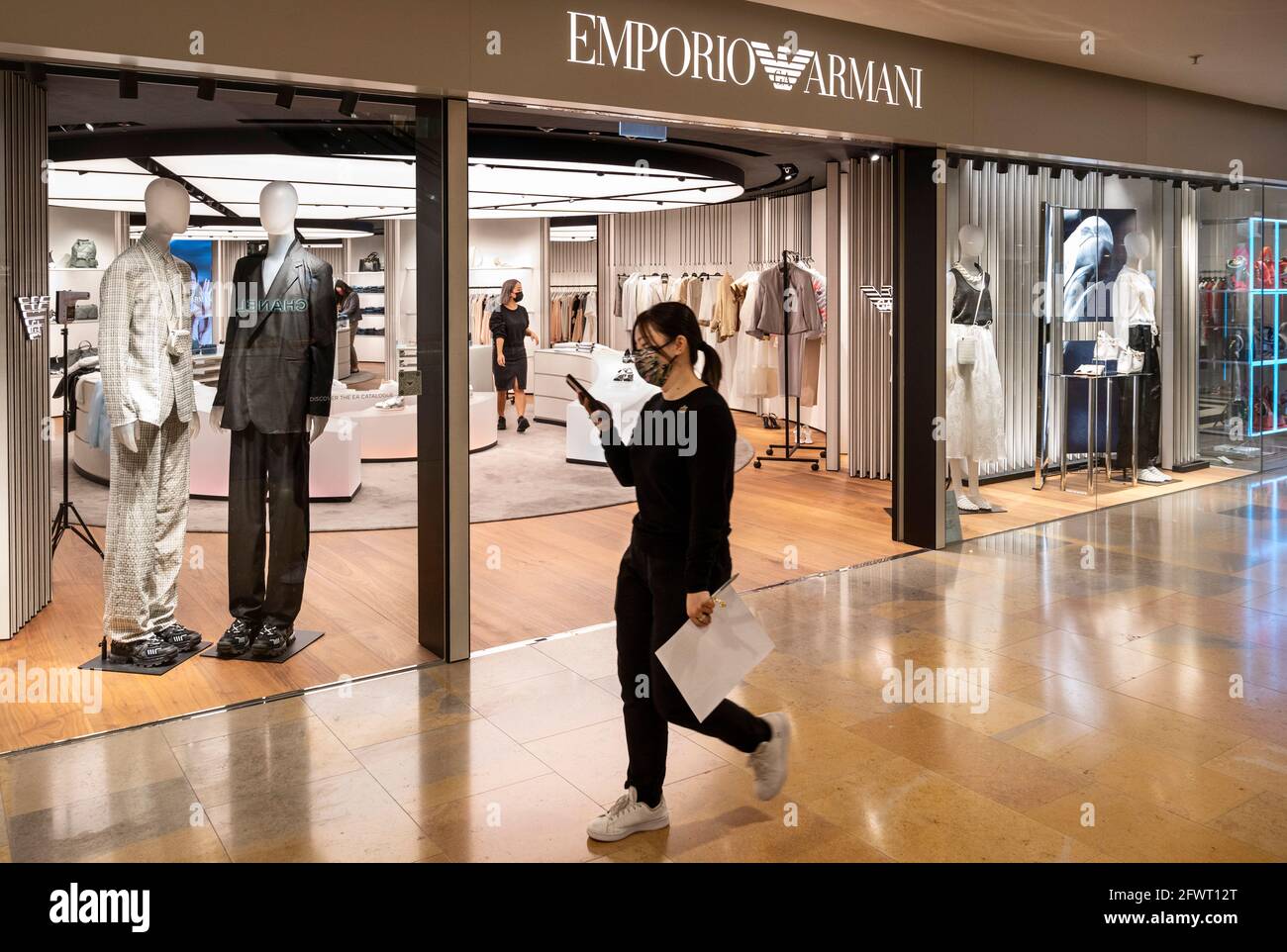 Hong Kong, China. 24th de mayo de 2021. Una mujer pasa por la tienda de moda  italiana Emporio Armani en Hong Kong. (Foto de Budrul Chukrut/SOPA  Images/Sipa USA) Crédito: SIPA USA/Alamy Live