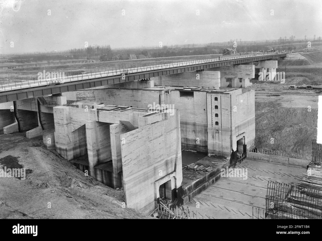 Nuevo puente de carretera sobre la cerradura en Tiel, 6 de enero de 1950, puentes de carretera, los Países Bajos, 20th siglo agencia de prensa foto, noticias para recordar, documental, fotografía histórica 1945-1990, historias visuales, Historia humana del siglo XX, capturando momentos en el tiempo Foto de stock