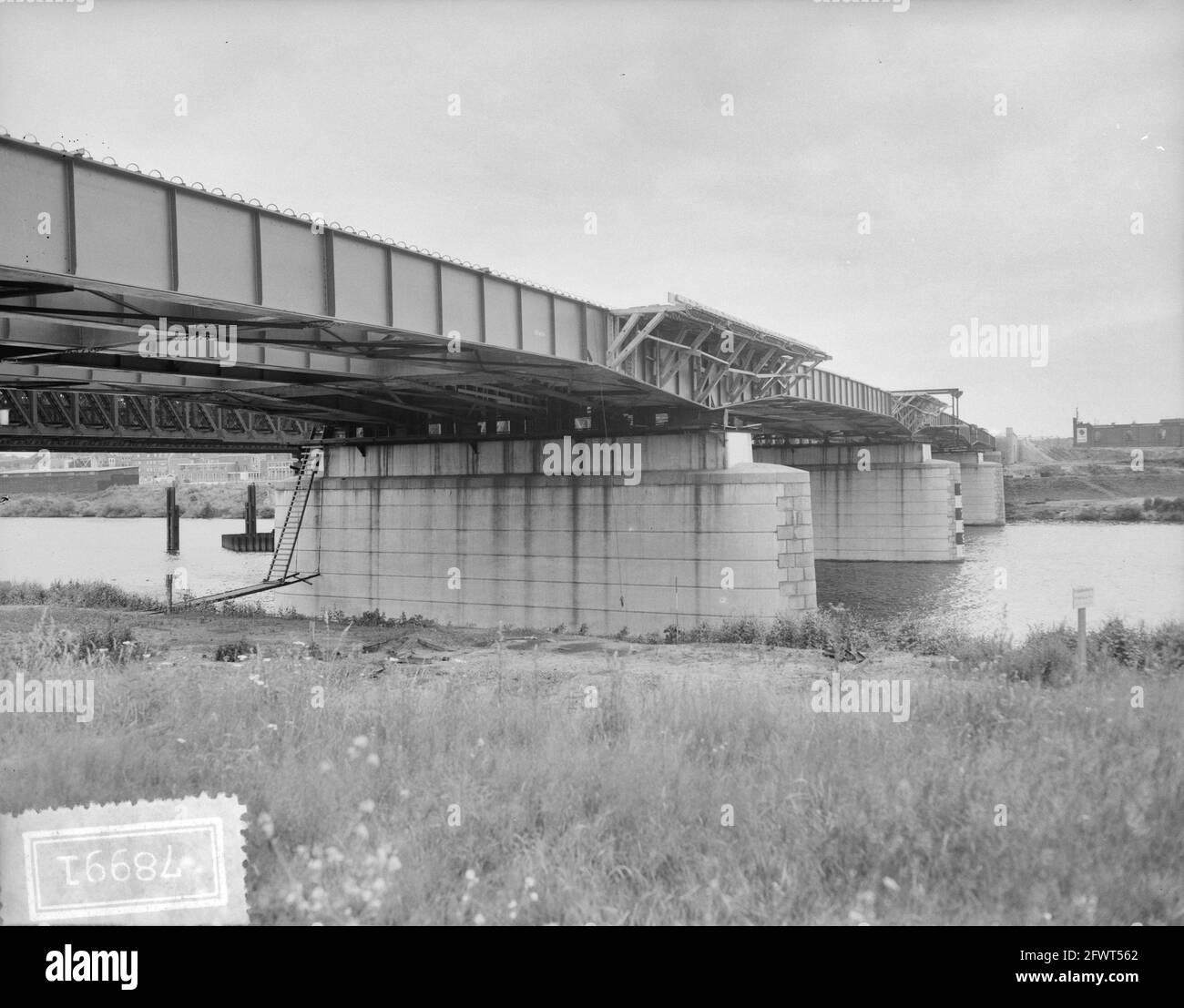 Nuevo puente sobre el Maas cerca de Venlo, 17 de julio de 1956, puentes de carretera, Países Bajos, 20th siglo agencia de prensa foto, noticias para recordar, documental, fotografía histórica 1945-1990, historias visuales, Historia humana del siglo XX, capturando momentos en el tiempo Foto de stock