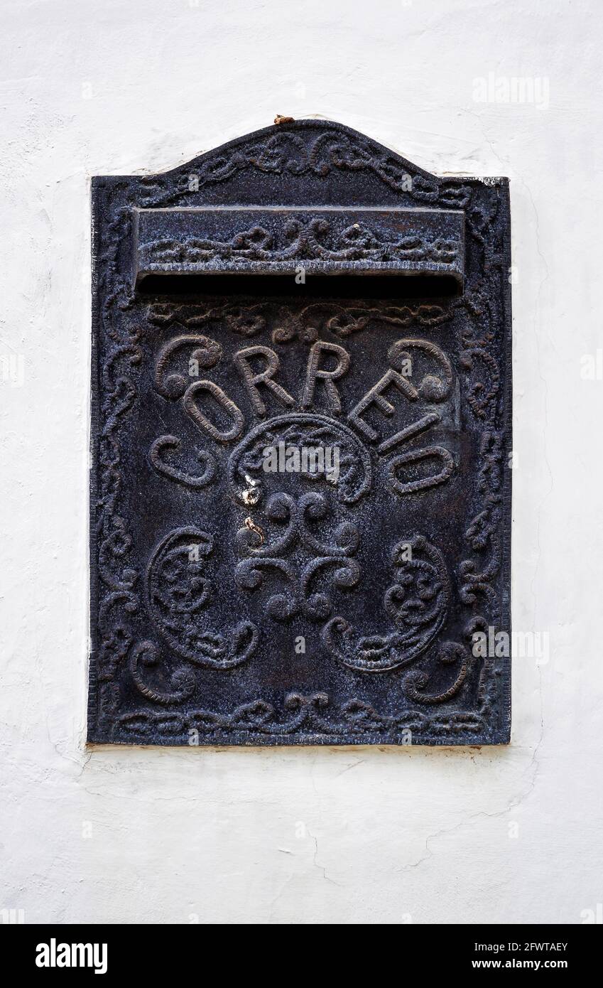 Antiguo buzón en fachada ('Correio' = Correo), Sao Joao del Rei, Brasil Foto de stock