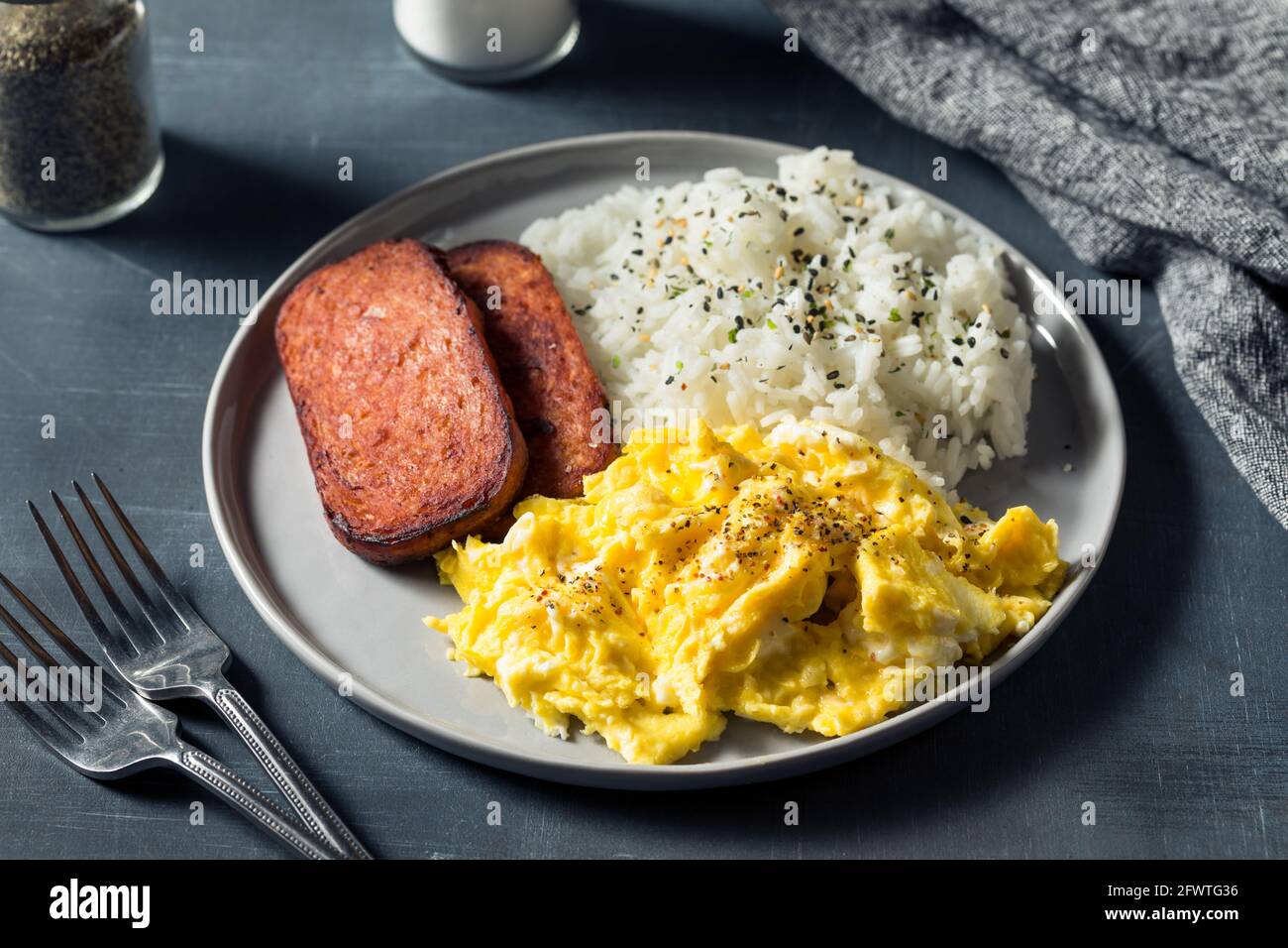 Desayuno casero de huevo hawaiano con jamón y arroz Fotografía de stock -  Alamy