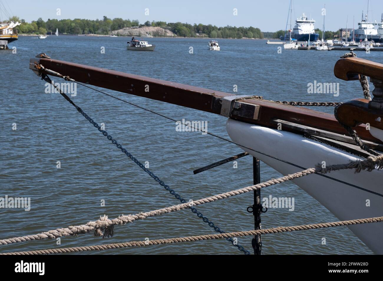 Helsinki / FINLANDIA - 22 DE MAYO de 2021: un primer plano de un brazo de madera de un viejo velero amarrado en el muelle. Foto de stock