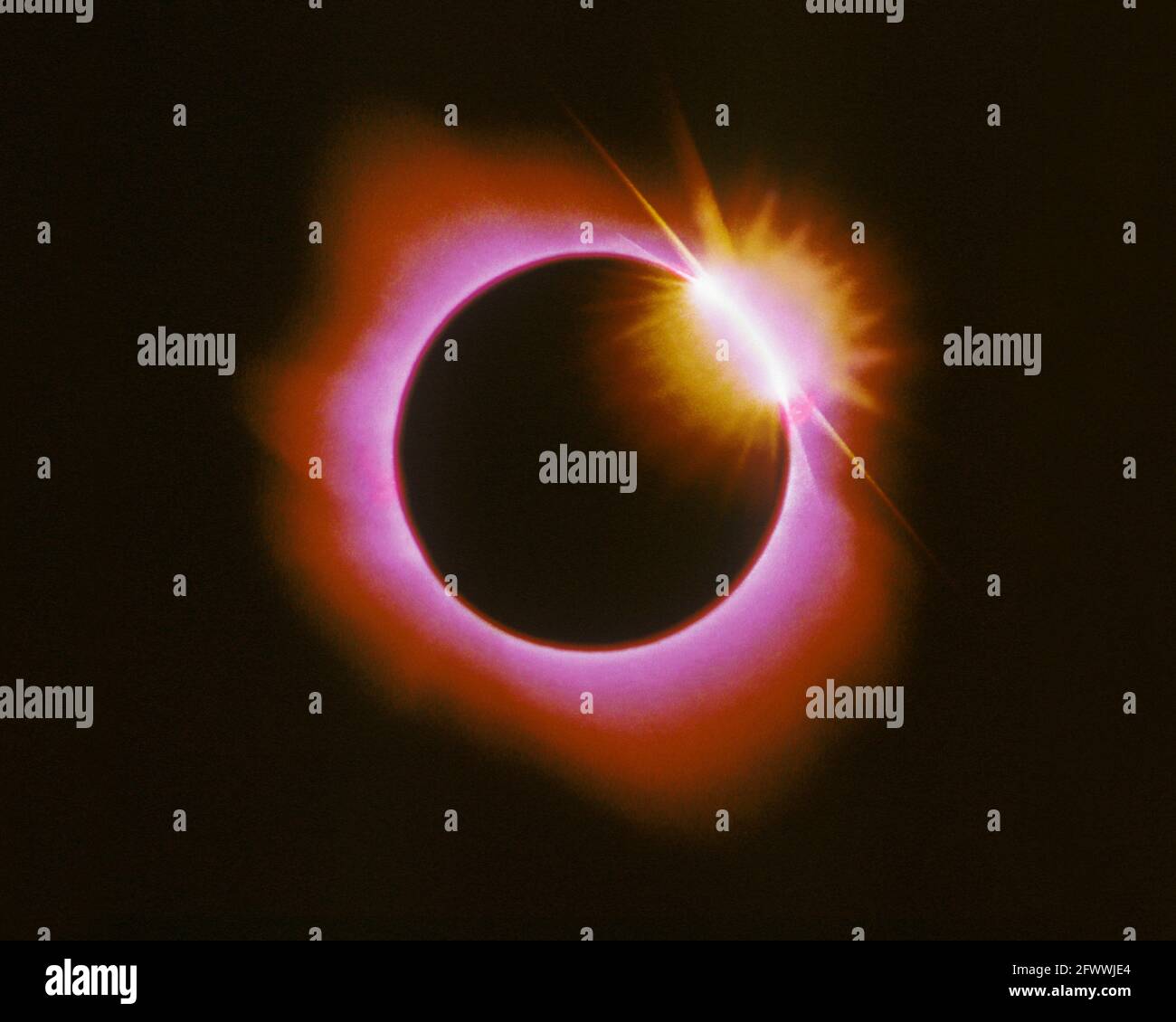 El efecto de anillo de diamantes de un eclipse solar total; 11 de julio de  1991; La Paz; México; en color falso. El efecto de anillo de diamante es  causado por la