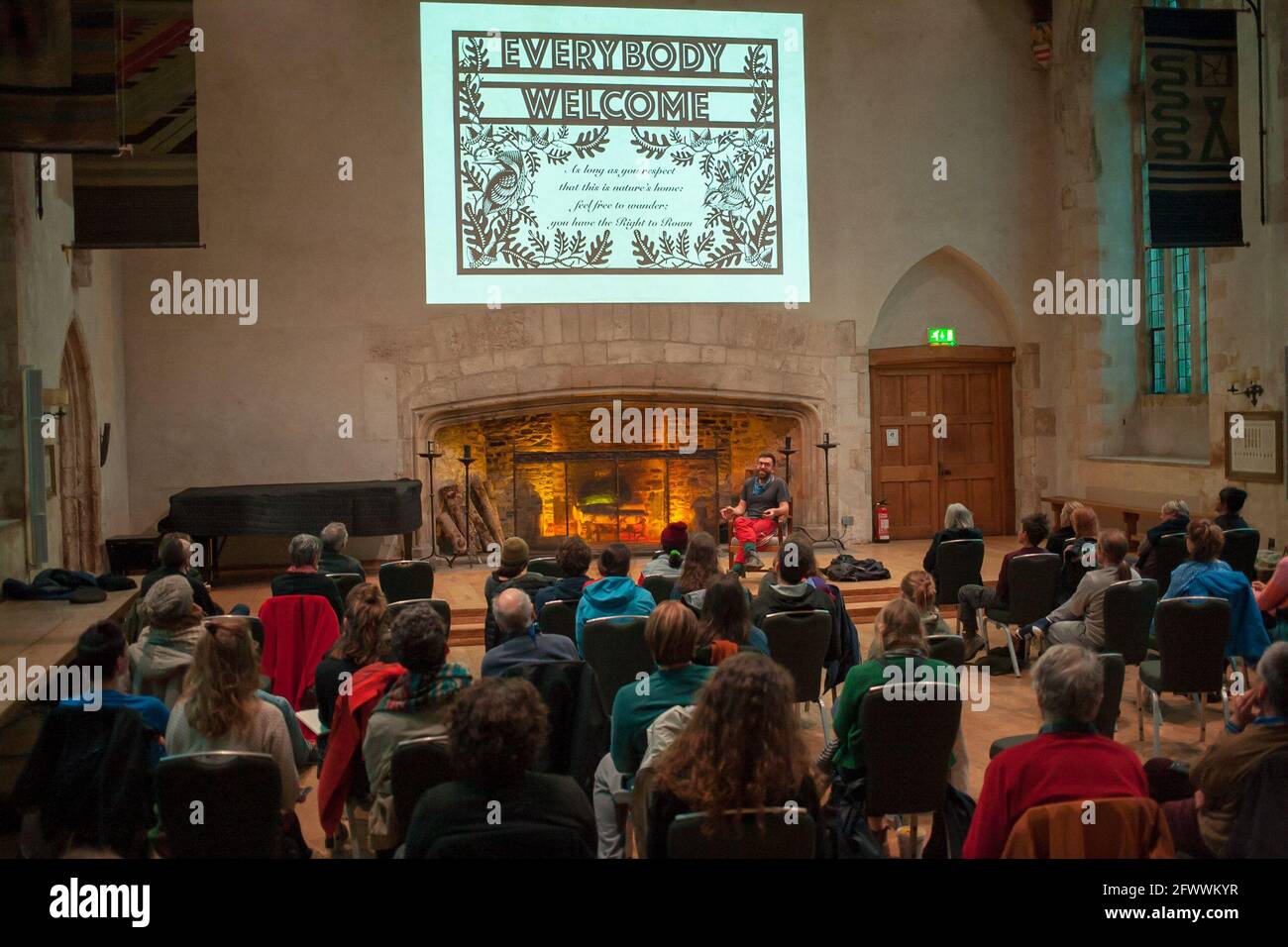 Nick Hayes dando una charla en el Gran Salón en Dartington en Devon, Reino Unido Foto de stock