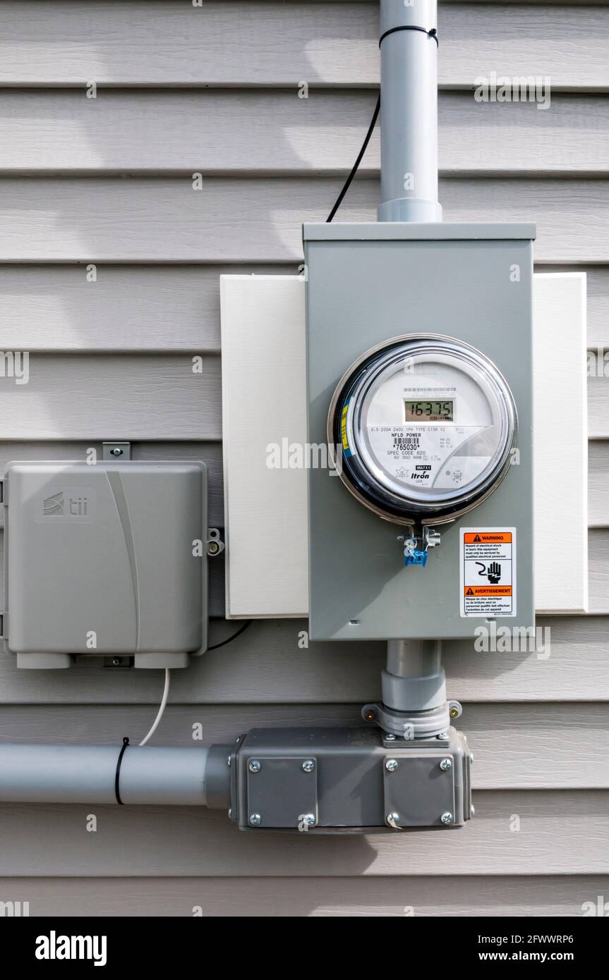 Medidor de electricidad externo en una casa canadiense. Foto de stock