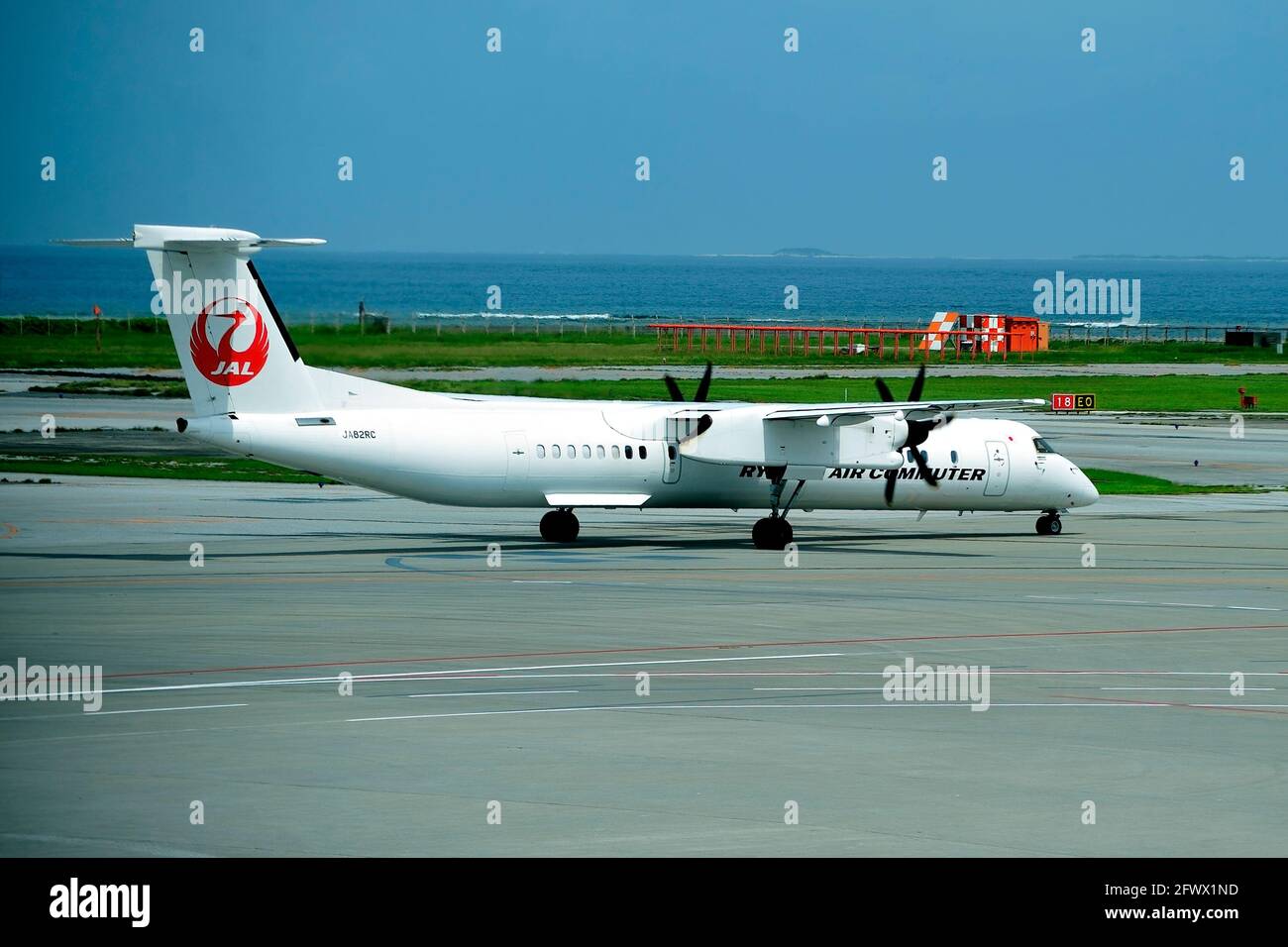 Ryukyu Air Commuter, RAC, De Havilland Canada Dash 8, DHC-8-200, JA82RC, rodaje, para salida, Aeropuerto Naha, Okinawa, Japón Foto de stock