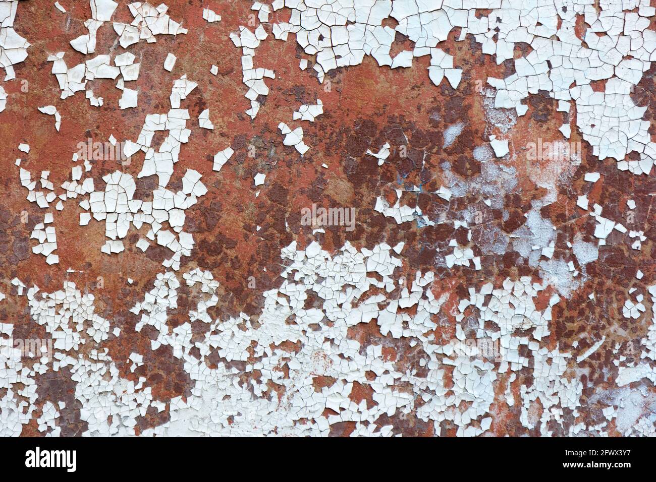 dolor blanco desprendiendo una superficie de metal oxidado – una textura Foto de stock