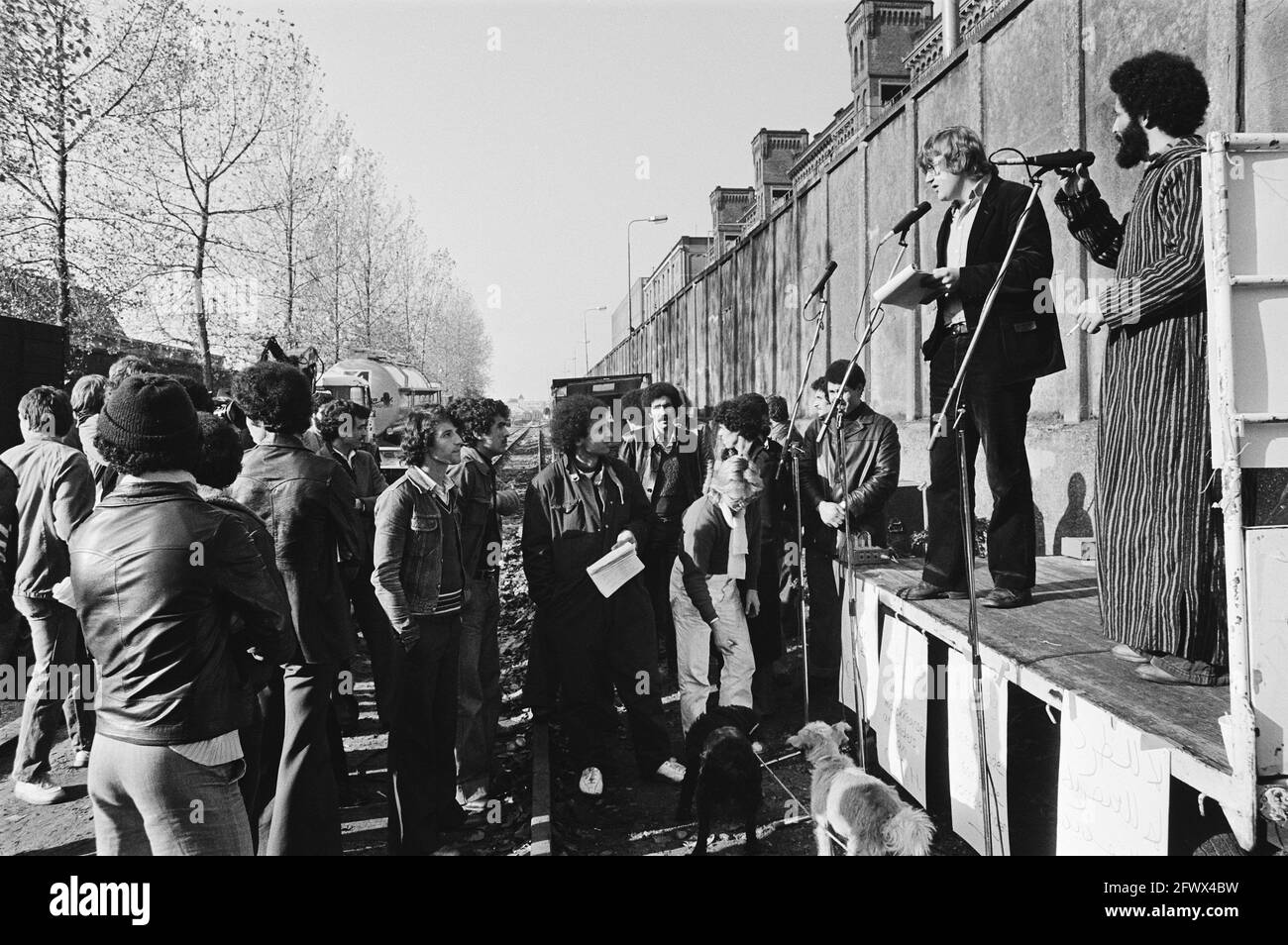 Público Amsterdam abattoir en huelga; manifestación para reforzar la acción. Los líderes de huelga hacen discursos, 1 de noviembre de 1979, acciones, manifestaciones, Hombres, mataderos, huelgas, discursos, Países Bajos, 20th siglo agencia de prensa foto, noticias para recordar, documental, fotografía histórica 1945-1990, historias visuales, Historia humana del siglo XX, capturando momentos en el tiempo Foto de stock