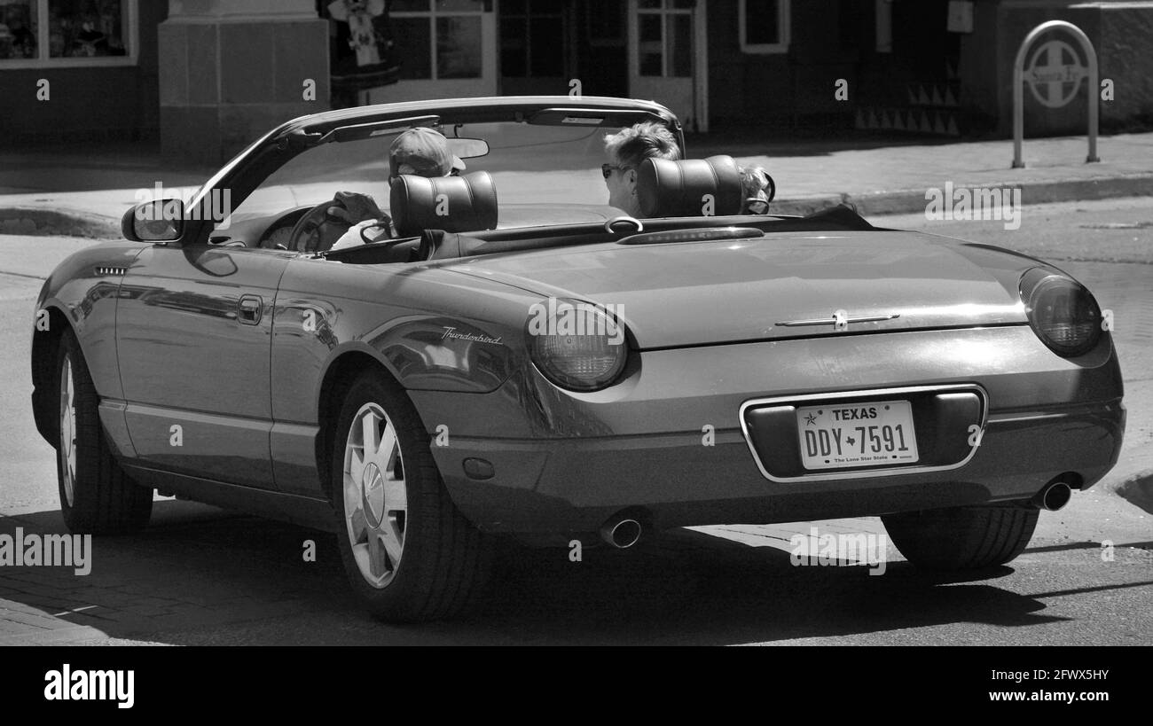 Una pareja de mediana edad de Texas visita Santa Fe, Nuevo México, en su Ford Thunderbird convertible. Foto de stock