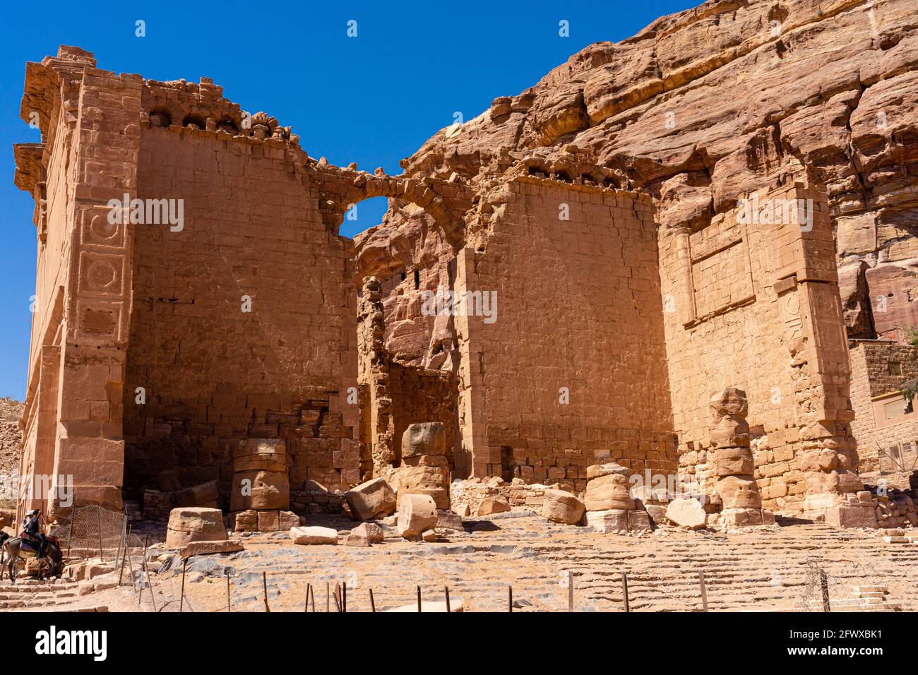 El frente de Qasral-Bint Far'un, Castillo de la hija del Faraón, monumento independiente, templo principal de la antigua cultura nabatea en Petra, Jordania Foto de stock