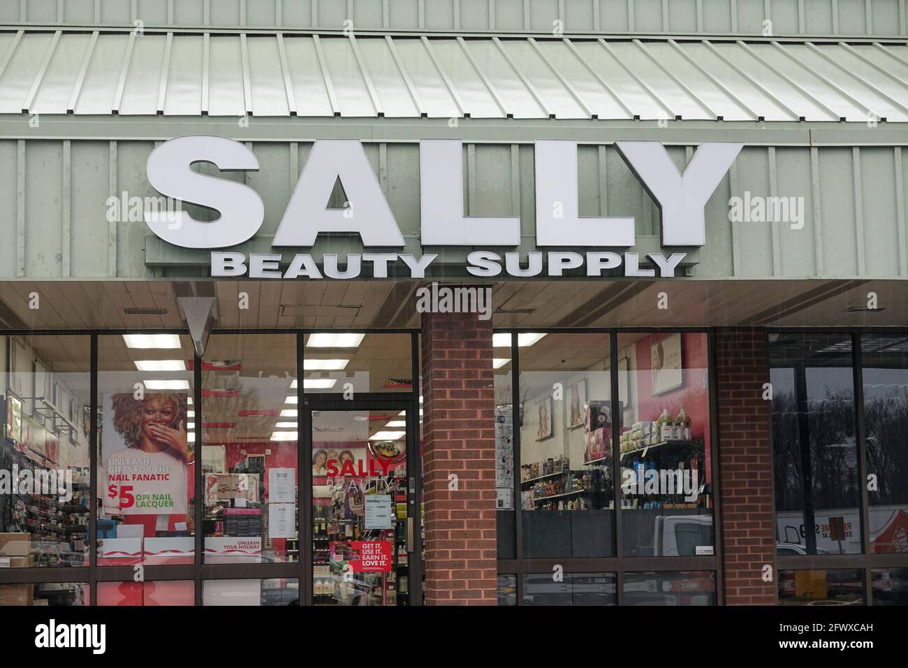 Berlín, Nueva Jersey - Diciembre, 2020: La entrada de una tienda Sally  Beauty Supply. Hay más de 2500 de estas tiendas en Estados Unidos y Canadá  Fotografía de stock - Alamy