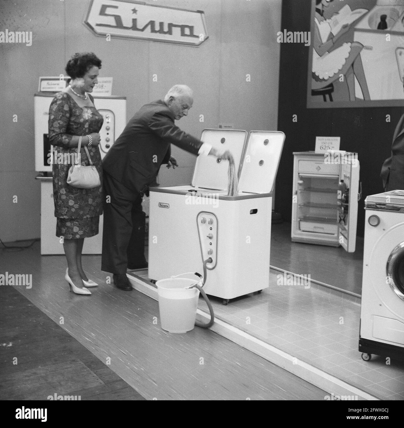 Apertura de la exposición de electrodomésticos, 30 de agosto de 1960,  APARATOS, aperturas, exposiciones, Países Bajos, 20th siglo agencia de  prensa foto, nuevo Fotografía de stock - Alamy