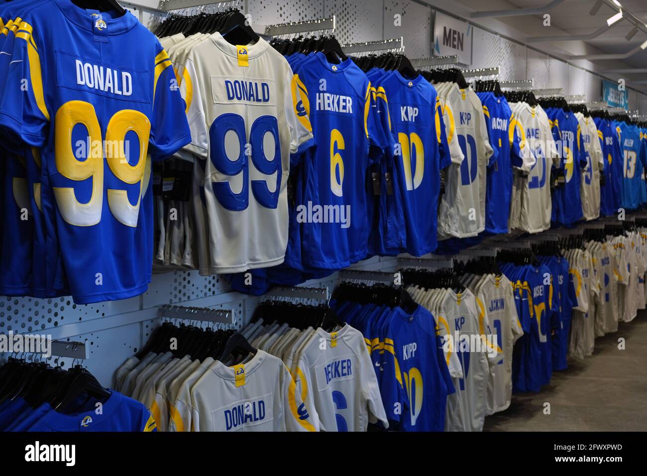 Los Angeles Rams y Los Angeles Chargers jerseys en exhibición en la tienda  de equipo de