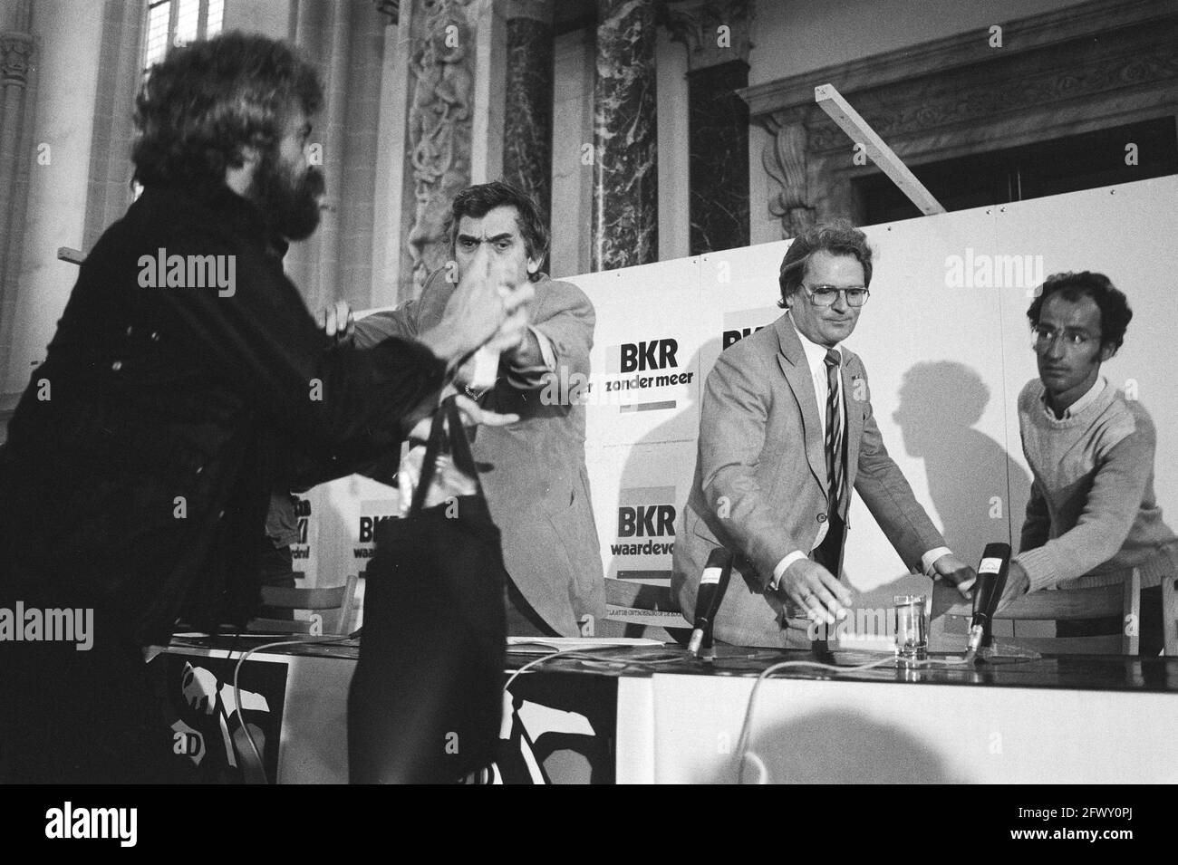 Protestando artista sprays secretario de estado De Graaf (Asuntos Sociales), 15 de septiembre de 1983, acciones, artistas, Secretarios de estado, subsidios, Países Bajos Foto de stock