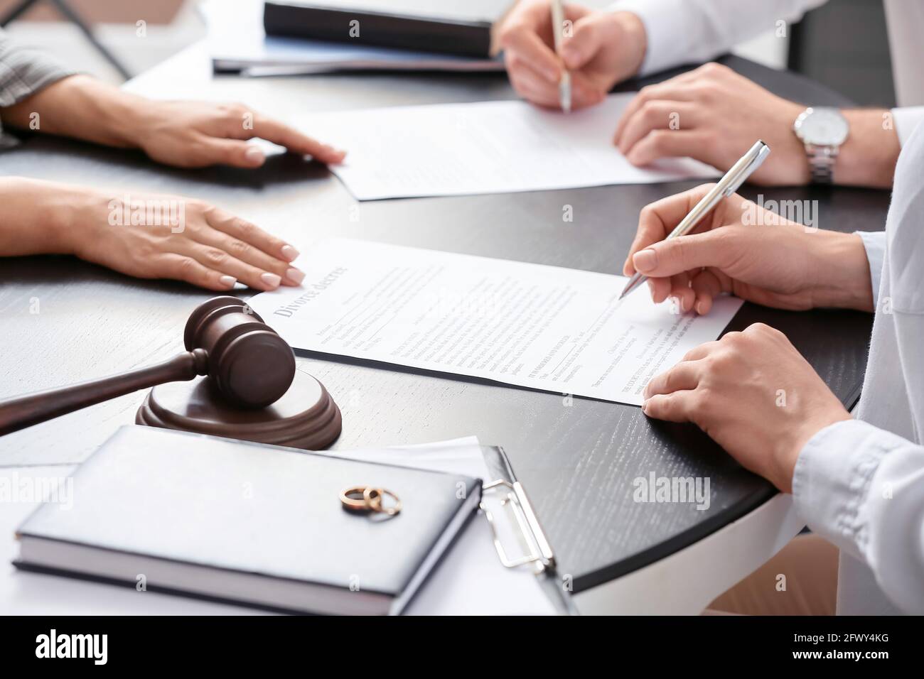 Pareja firmando el decreto de divorcio en la oficina del abogado Fotografía  de stock - Alamy