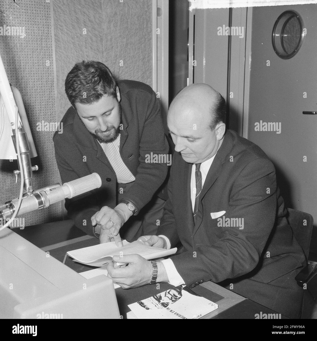 Elecciones de radio por la noche en América, Henk Neuman (r) y junto a él  Kees Buurman, 3 de noviembre de 1964, Radios, Países Bajos, 20th ce  Fotografía de stock - Alamy