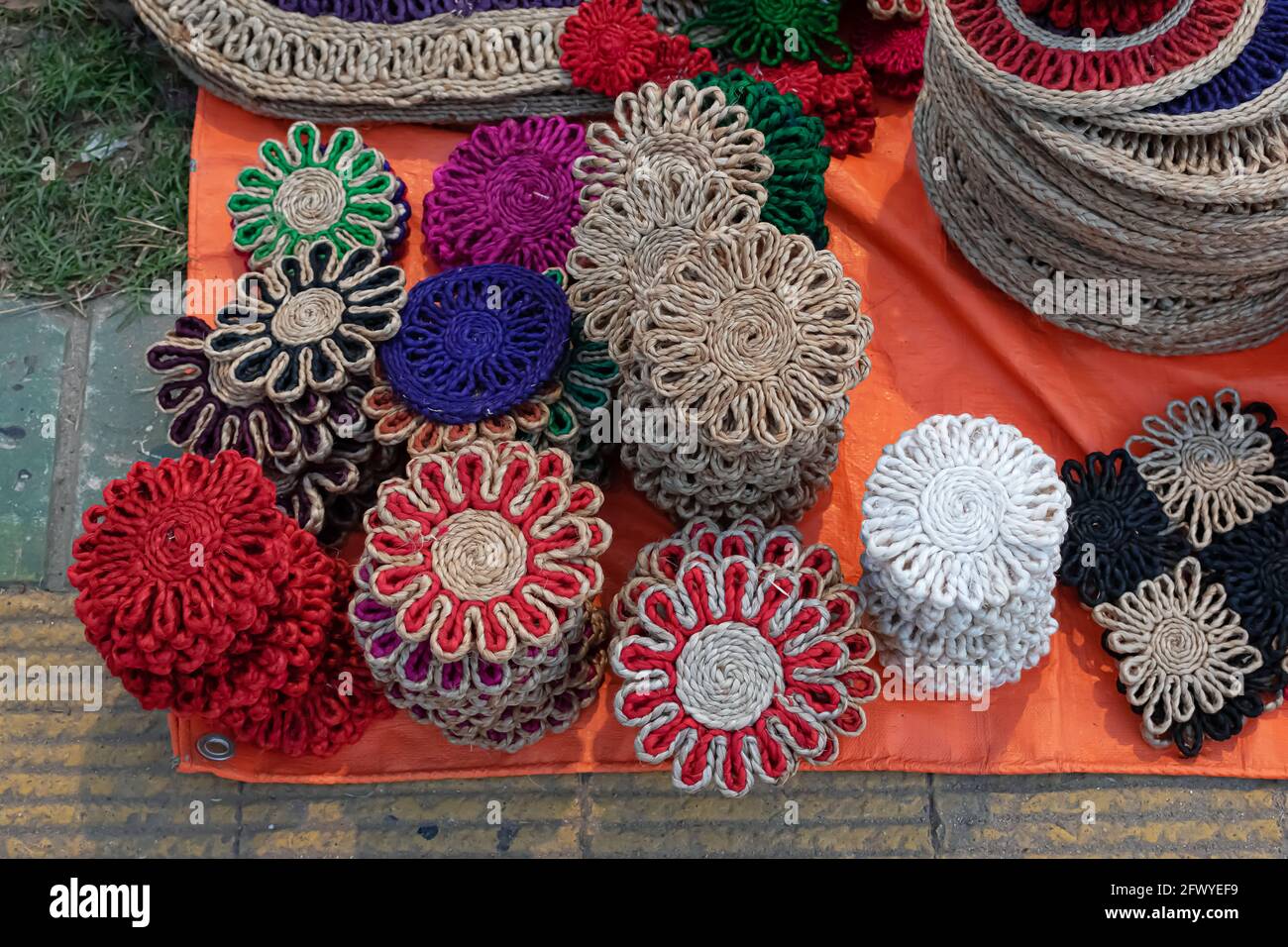 Hermosas posavasos y tapetes hechos a mano por yute se muestra en una  tienda para la venta en un fondo borroso. Artesanía india Fotografía de  stock - Alamy