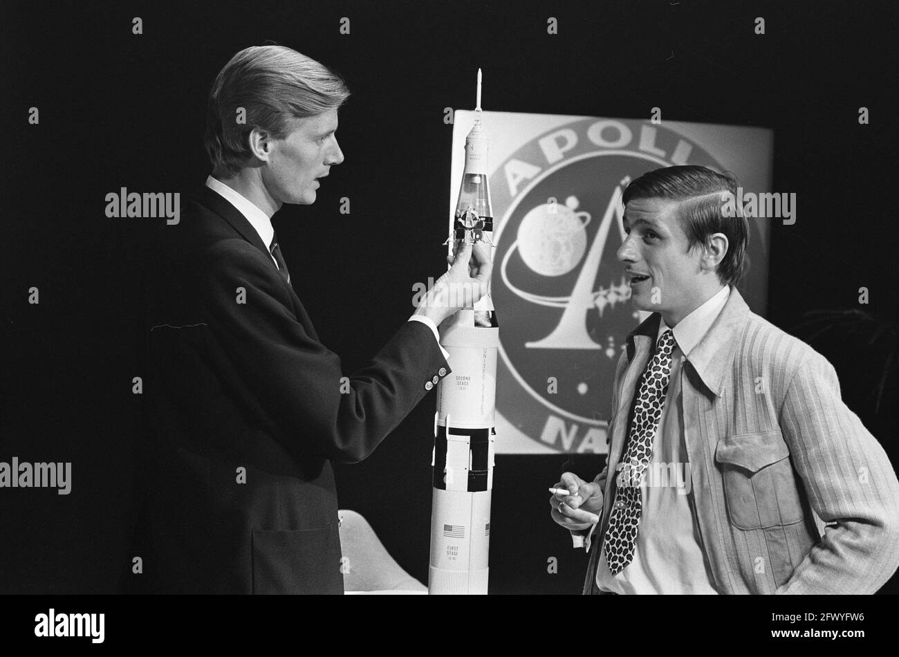 El director Rudolf Spoor (izquierda) y el presentador Henk Terlingen en un modelo del cohete lunar Apollo-11, 14 de julio de 1969, conferencias de prensa, programadores, Naves espaciales, modelos a escala, Países Bajos, agencia de prensa del siglo 20th foto, noticias para recordar, documental, fotografía histórica 1945-1990, historias visuales, Historia humana del siglo XX, capturando momentos en el tiempo Foto de stock