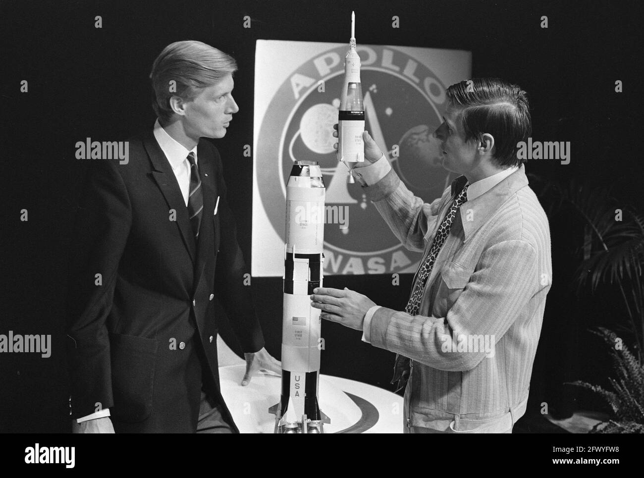 El director Rudolf Soor (izquierda) y el presentador Henk Terlingen con un modelo del cohete lunar Apollo-11, 14 de julio de 1969, conferencias de prensa, realizadores de programas, Naves espaciales, modelos a escala, Países Bajos, agencia de prensa del siglo 20th foto, noticias para recordar, documental, fotografía histórica 1945-1990, historias visuales, Historia humana del siglo XX, capturando momentos en el tiempo Foto de stock