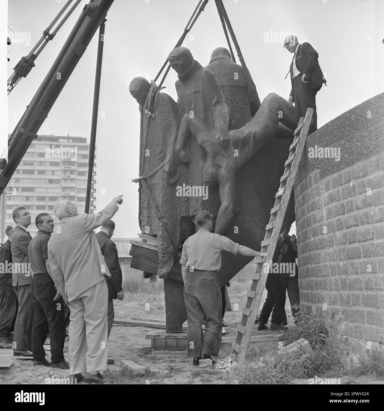 Rótterdam. Hoek Boompjes/Leuvehaven: Colocación de un grupo de esculturas en el monumento De Boeg, el Monumento Nacional de la Marina Mercante. Prof. F. Carasso da instrucciones, 15 de julio de 1965, escultura, esculturas, monumentos conmemorativos, historia, memoriales de guerra, víctimas, símbolos, marineros, Seafaring, Países Bajos, agencia de prensa del siglo 20th foto, noticias para recordar, documental, fotografía histórica 1945-1990, historias visuales, Historia humana del siglo XX, capturando momentos en el tiempo Foto de stock