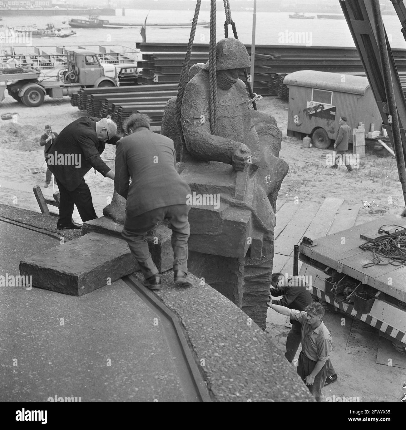 Rótterdam. Hoek Boompjes/Leuvehaven: Colocación de un grupo de escultura en el monumento De Boeg, el Monumento Nacional de la Marina Mercante, 15 de julio de 1965, escultura, esculturas, monumentos conmemorativos, historia, víctimas, símbolos, marineros, marineros, Países Bajos, agencia de prensa del siglo 20th foto, noticias para recordar, documental, fotografía histórica 1945-1990, historias visuales, Historia humana del siglo XX, capturando momentos en el tiempo Foto de stock
