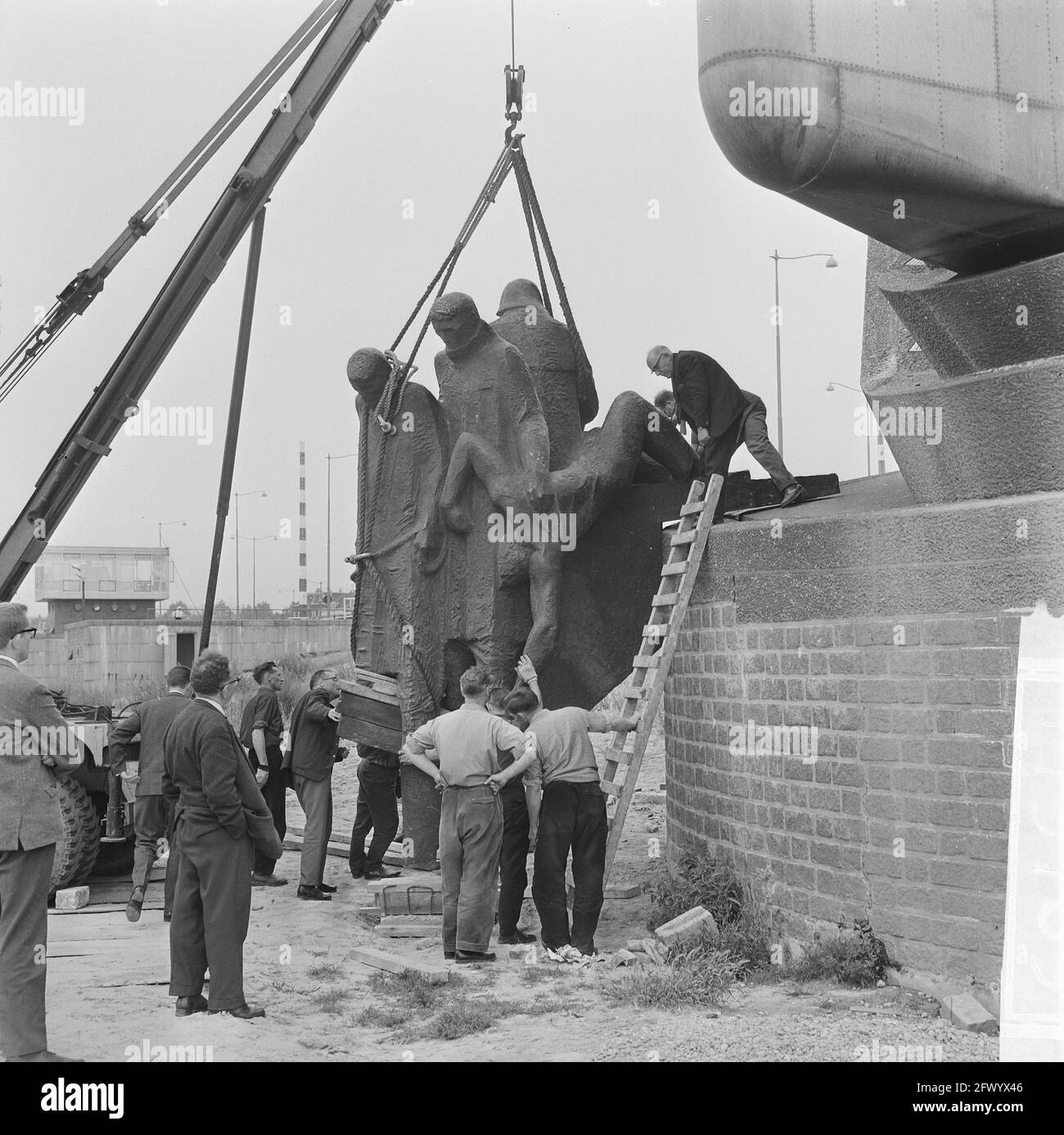 Rótterdam. Esquina Boompjes/Leuvehaven: Colocación de un grupo de escultura en el monumento De Boeg, el Monumento Nacional de la Marina Mercante, 15 de julio de 1965, escultura, monumentos conmemorativos, historia, monumentos de guerra, víctimas, símbolos, marineros, marineros, Países Bajos, agencia de prensa del siglo 20th foto, noticias para recordar, documental, fotografía histórica 1945-1990, historias visuales, Historia humana del siglo XX, capturando momentos en el tiempo Foto de stock