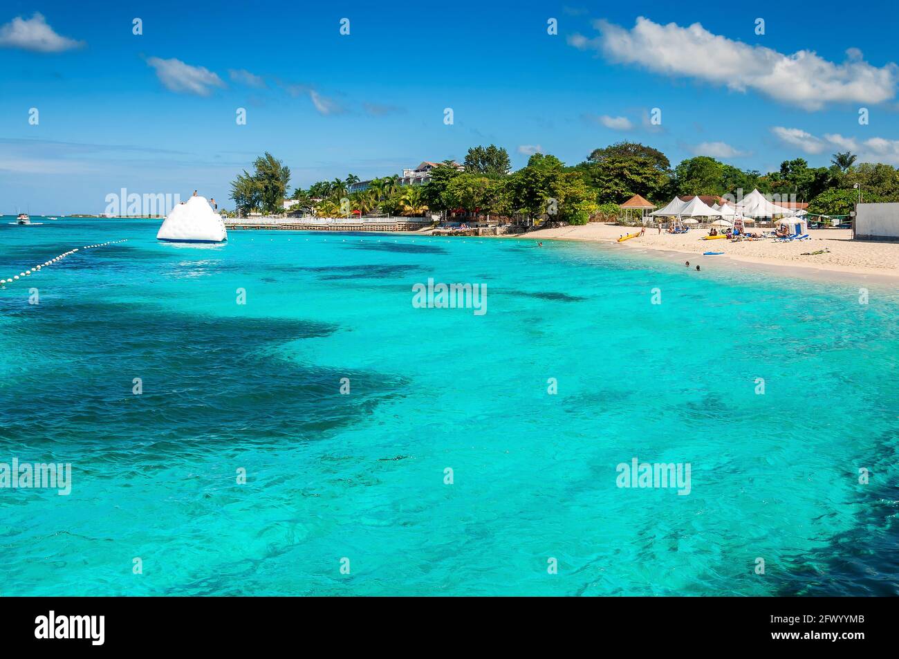 Playa tropical y mar en la isla caribeña de Jamaica Foto de stock