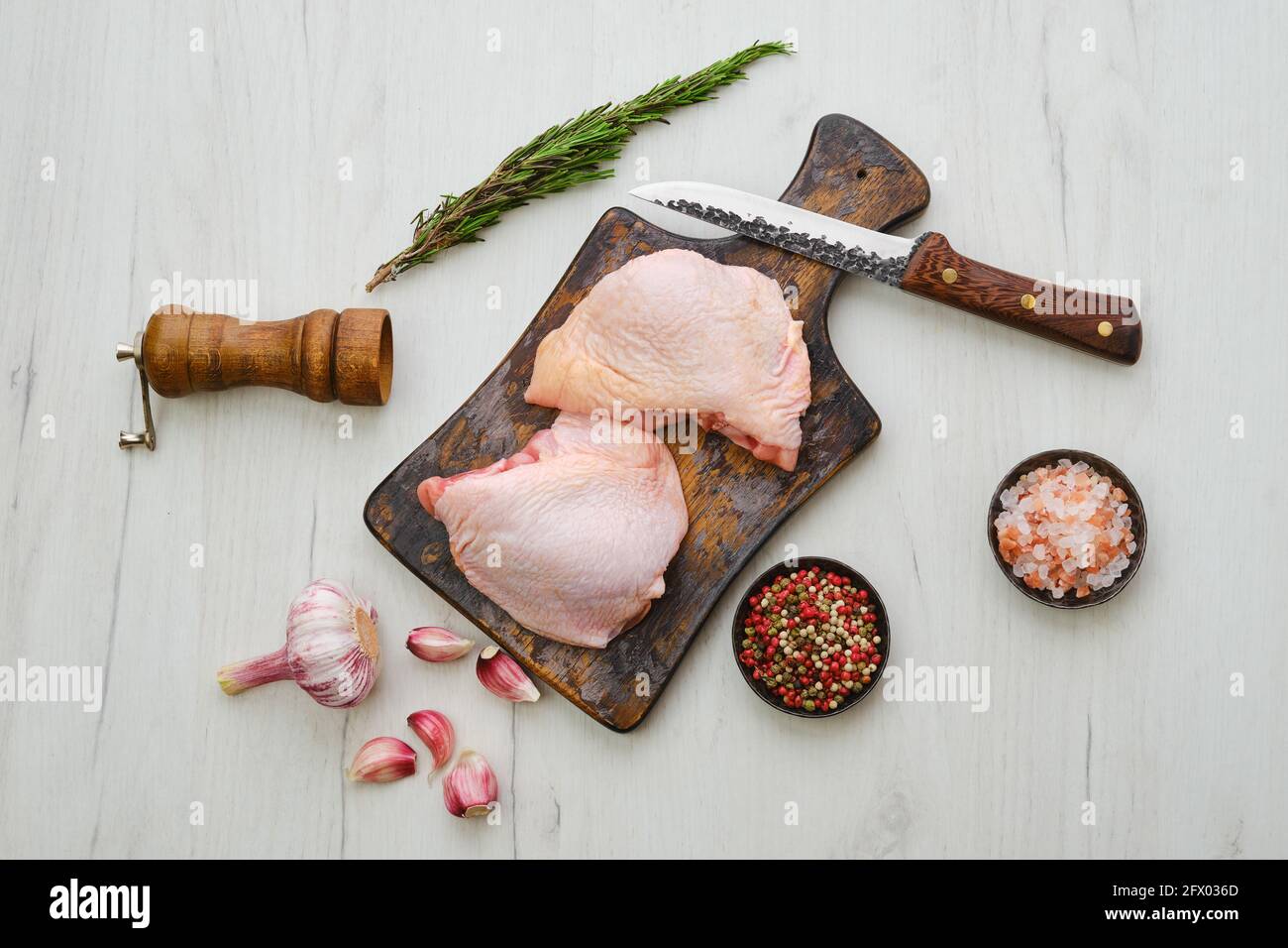 Muslos de pollo crudos en una tabla de cortar de madera lista para cocinar  Fotografía de stock - Alamy