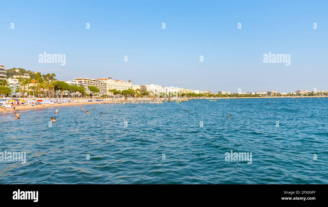 La ciudad de Cannes vista desde el mar en la Riviera Francesa Foto de stock