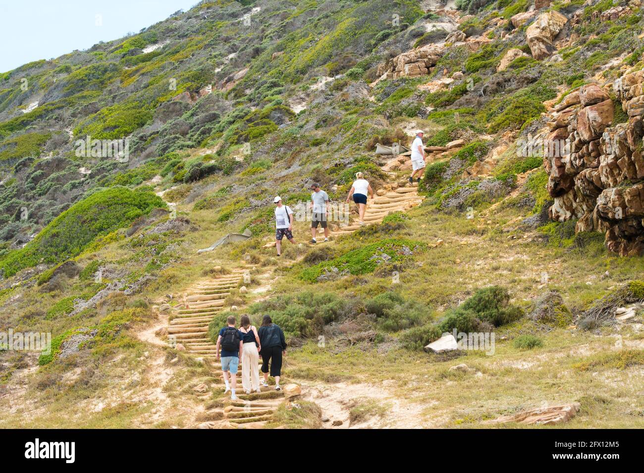 Senderismo en la reserva natural de Cape Point, la gente ascendiendo y descendiendo el concepto de montaña y el turismo en Ciudad del Cabo, Sudáfrica Foto de stock