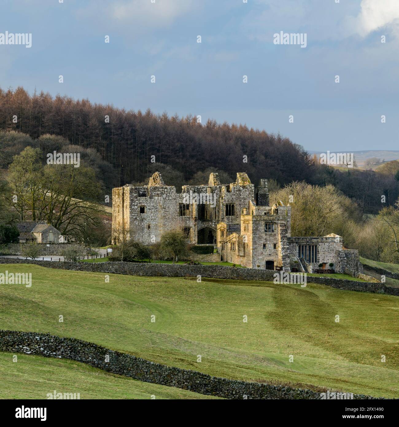 Barden Tower (antigua e histórica casa de caza arruina en un hermoso entorno rural) - pintoresca finca rural Bolton Abbey Estate, Yorkshire Dales, Inglaterra, Reino Unido. Foto de stock