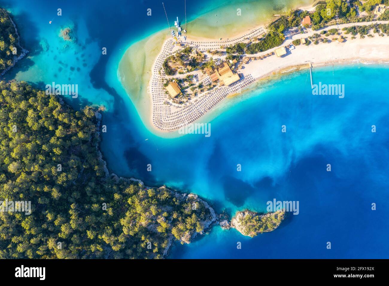 Vista aérea de los verdes árboles de la playa arenosa, la montaña al atardecer Foto de stock