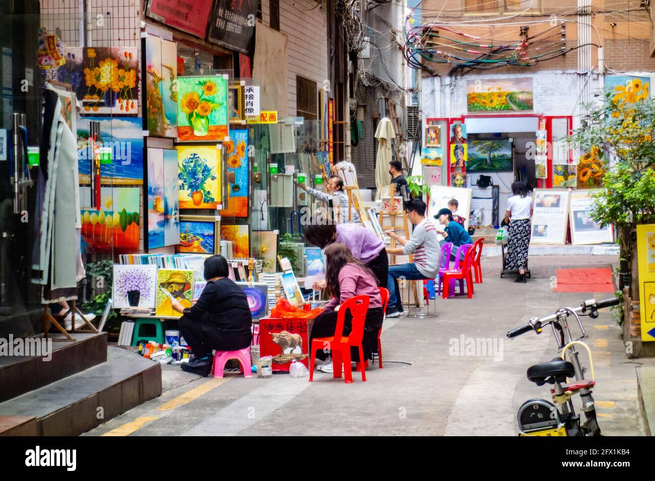 Clase de arte al aire libre en la zona de Dafen en Shenzhen Foto de stock