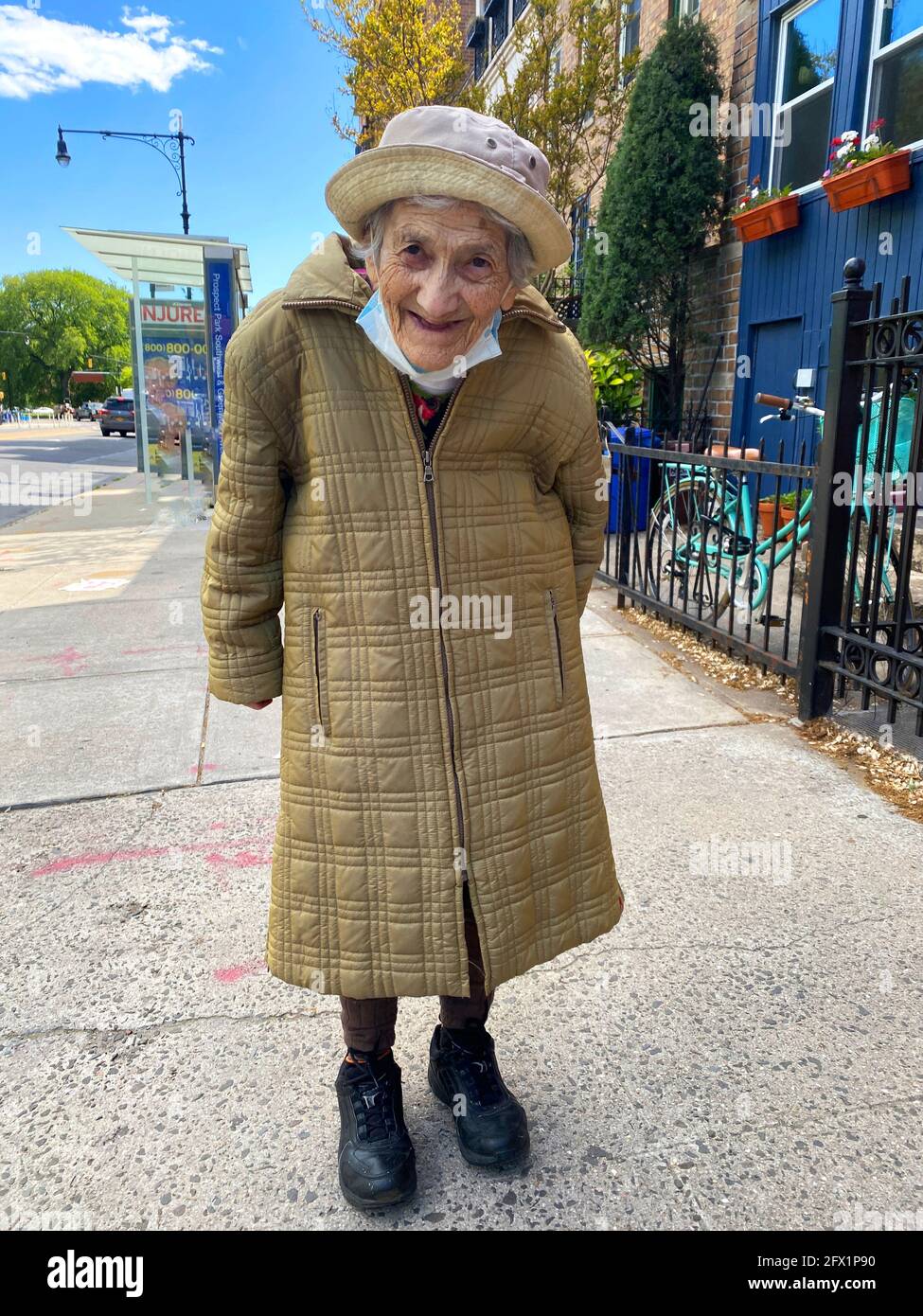 Retrato de una joven anciana en algún lugar de su 90s en la calle en Brooklyn, Nueva York. Foto de stock