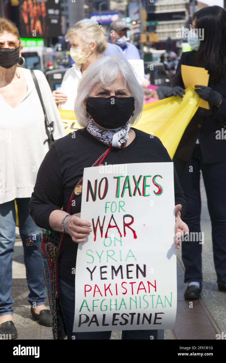 Los miembros de la Liga de Resistentes a la Guerra, Veteranos por la Paz, Grannies de Raging y otras organizaciones se congregaron y marcharon en Times Square y a través de Manhattan el día de impuestos para instar a los estadounidenses a no pagar impuestos de guerra. Los gastos militares están destruyendo nuestra calidad de vida y no ayudan a resolver los problemas reales que nos enfrentan como nación y mundo. Foto de stock