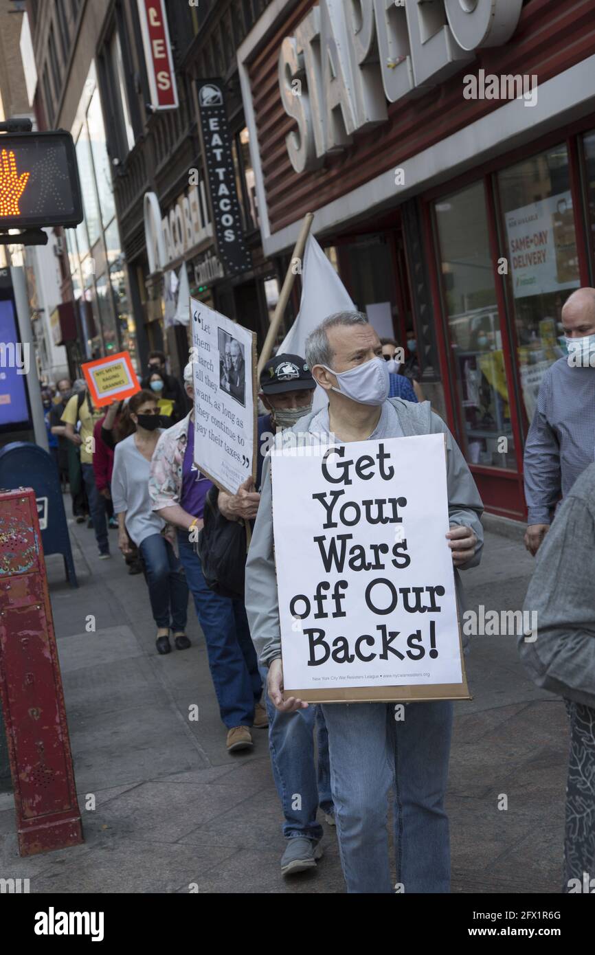 Los miembros de la Liga de Resistentes a la Guerra, Veteranos por la Paz, Grannies de Raging y otras organizaciones se congregaron y marcharon en Times Square y a través de Manhattan el día de impuestos para instar a los estadounidenses a no pagar impuestos de guerra. Los gastos militares están destruyendo nuestra calidad de vida y no ayudan a resolver los problemas reales que nos enfrentan como nación y mundo. Foto de stock