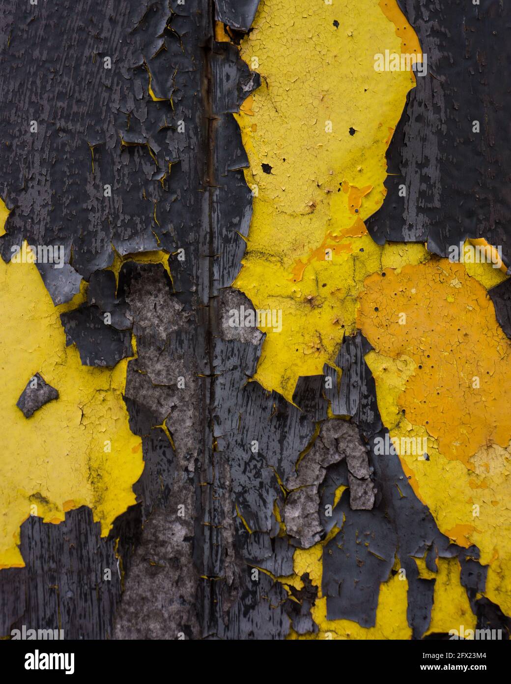 Superficie de metal cubierta con pintura antigua en descomposición y óxido.  Colores de pintura: Gris, negro, amarillo. Fondo para el diseño Fotografía  de stock - Alamy