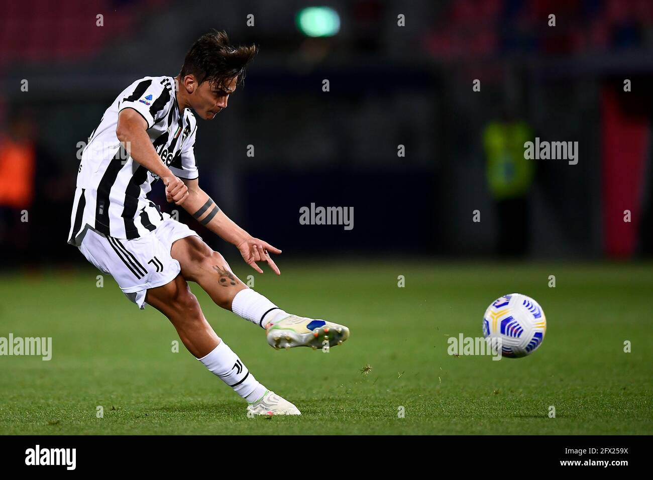 Bolonia, Italia. 23 de mayo de 2021. Paulo Dybala del Juventus FC patea el  balón durante la Serie A entre el Bologna FC y el Juventus FC. Juventus FC  ganó 4-1 frente