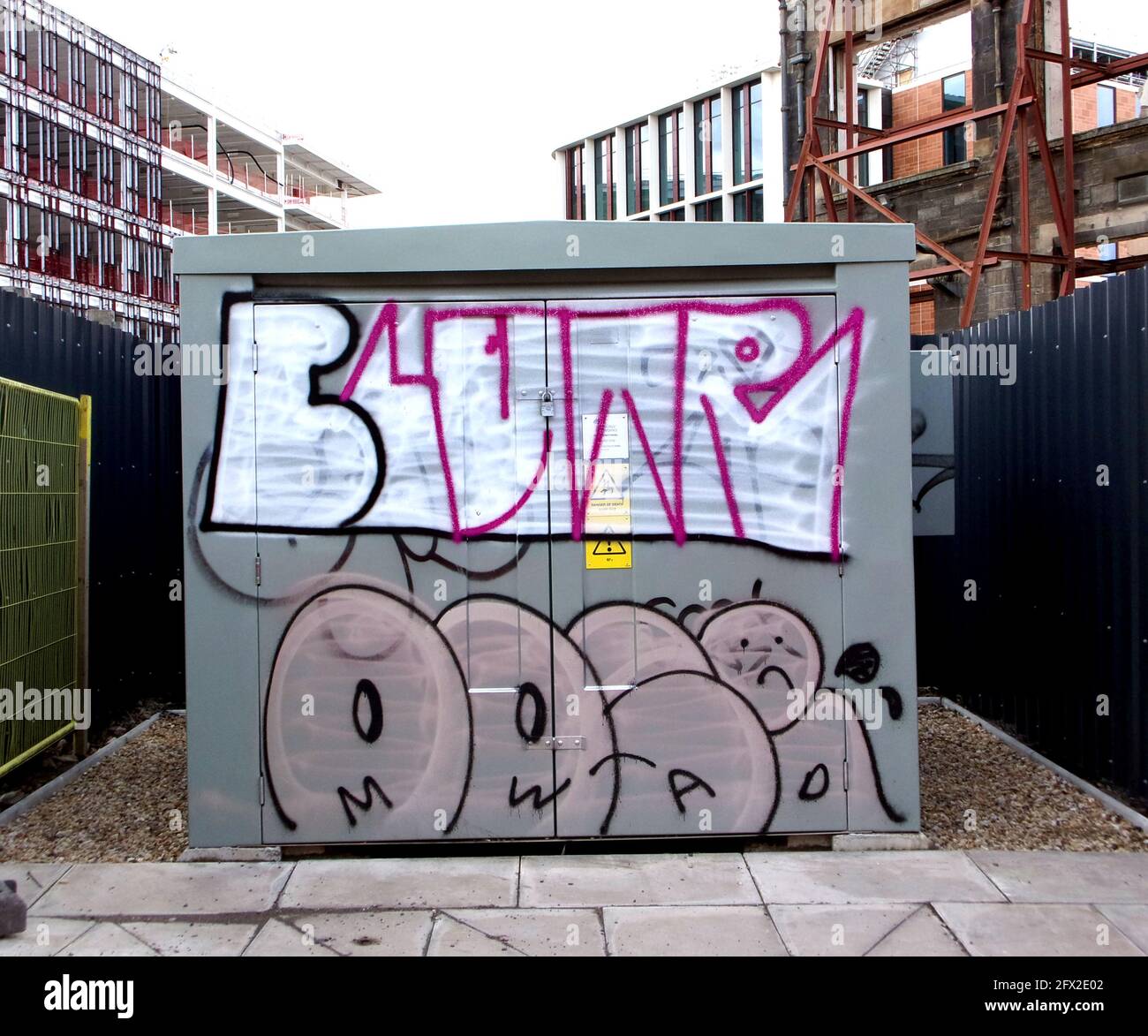 Un ejemplo sorprendente de graffiti en un bloque de hormigón con edificios detrás de él en Glasgow. ©ALAN WYLIE/ALAMY Foto de stock