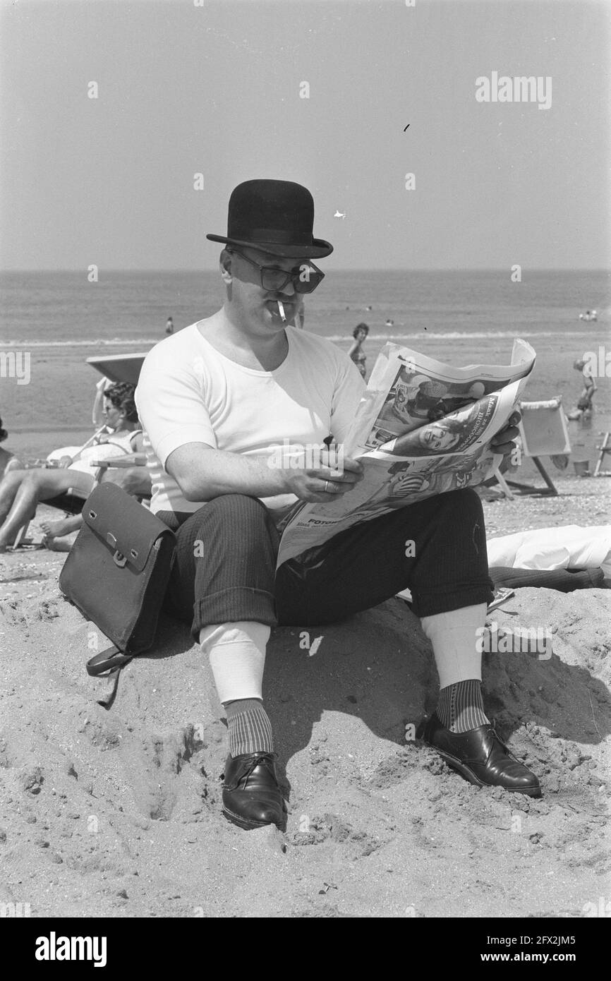 Hombre en el sombrero de bowler en la playa, 30 de junio de 1961, sombreros  de bowler, hombres, Playas, Países Bajos, agencia de prensa del siglo 20th  foto, noticias para recordar, documental,