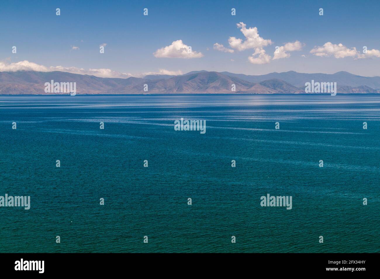Montañas y lago Sevan en Armenia Foto de stock