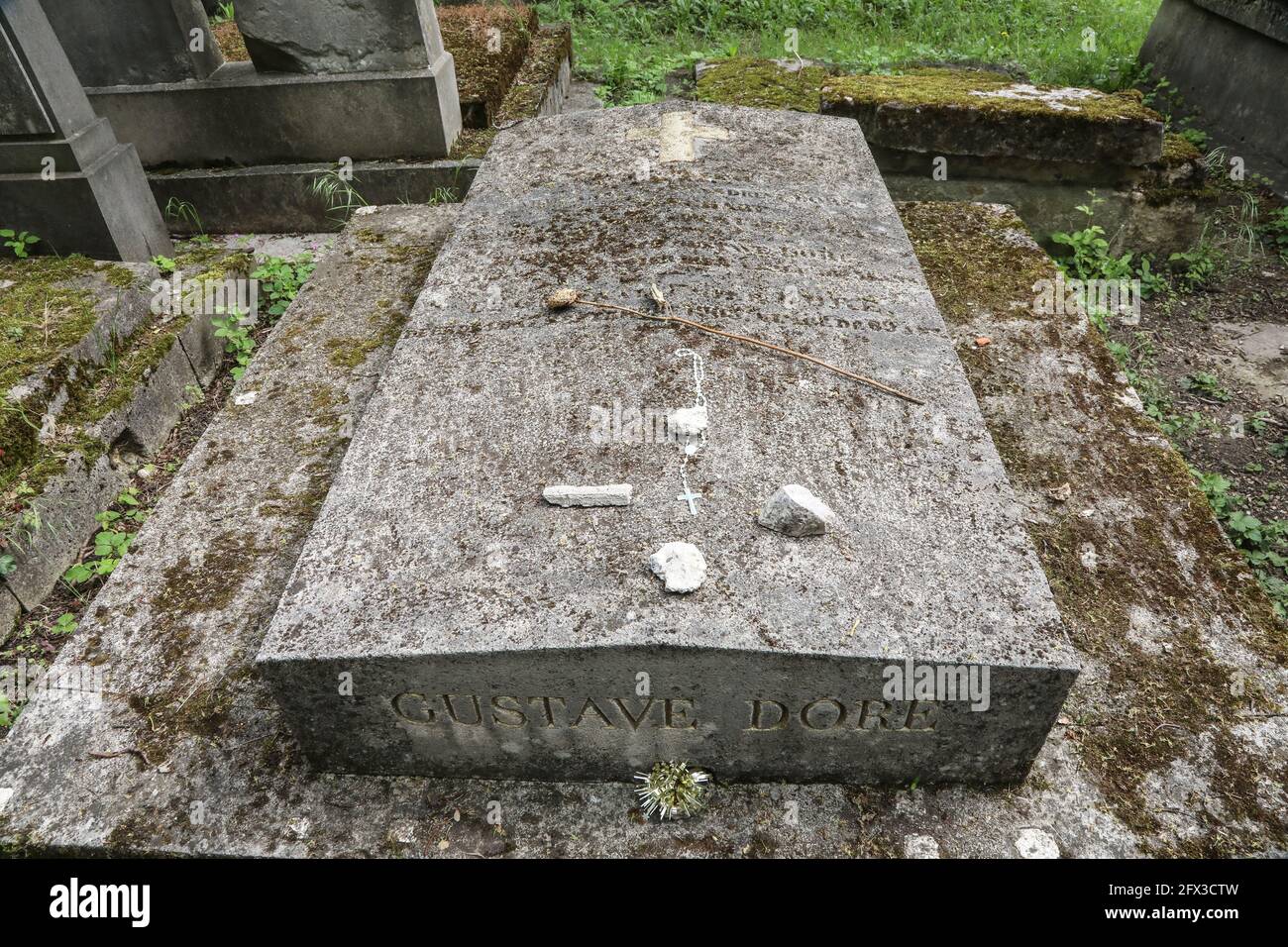 TUMBAS FAMOSAS EN EL CEMENTERIO PERE LACHAISE, PARÍS Fotografía de