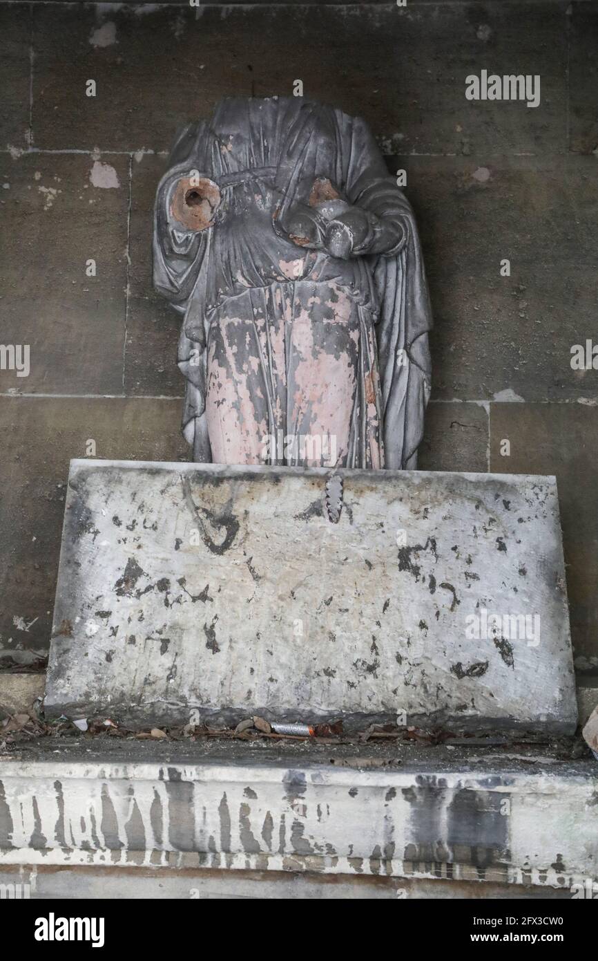 TUMBAS FAMOSAS EN EL CEMENTERIO PERE LACHAISE, PARÍS Fotografía de
