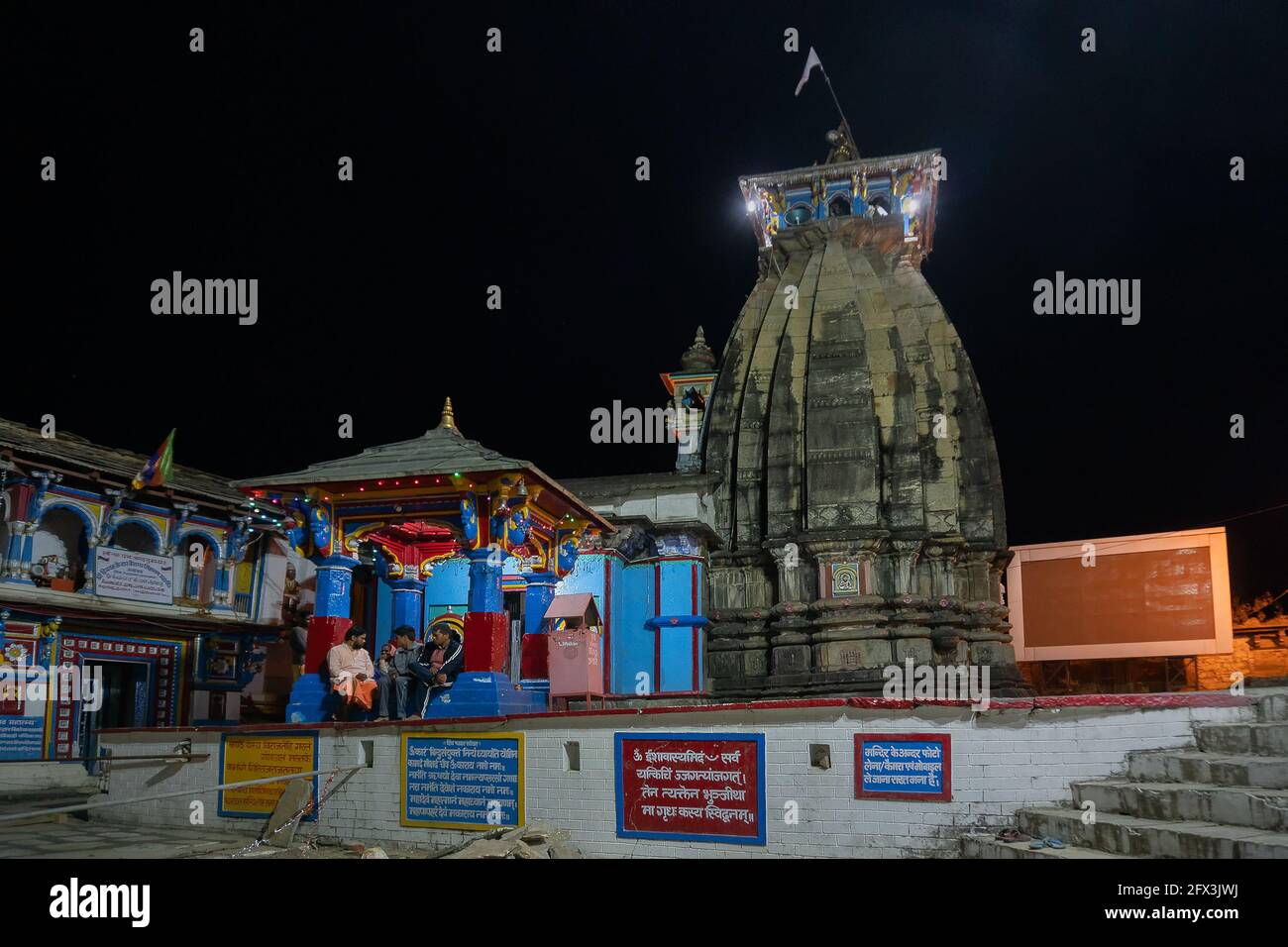 UKHIMATH, RUDRRAPRAYAG, UTTARAKHAND, INDIA - OCTUBRE 30 2018 : Ukhimath, templo sagrado hindú bajo el cielo nocturno. Puja de invierno del año del Señor Kedarnath Foto de stock